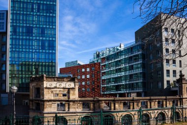 Eski moda ve modern cepheler. Bir kış günü Bilbao şehrinin manzarası. Bask ülkesi, İspanya. Seyahat kavramı