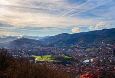 Artxanda tepesinden bir kış günü Bilbao şehrinin panoramik manzarası. Bask ülkesi, İspanya 