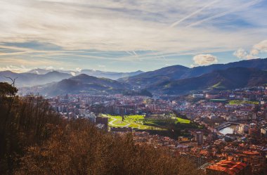 Artxanda tepesinden bir kış günü Bilbao şehrinin panoramik manzarası. Bask ülkesi, İspanya