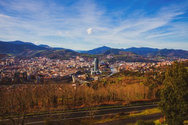 Bilbao, Bask ülkesi, İspanya - 26 Ocak 2019: Artxanda tepesinden kış günü Bilbao şehrinin panoramik manzarası
