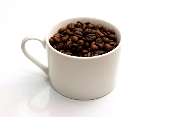 Ziarna kawy i filiżanki kawy — Zdjęcie stockowe