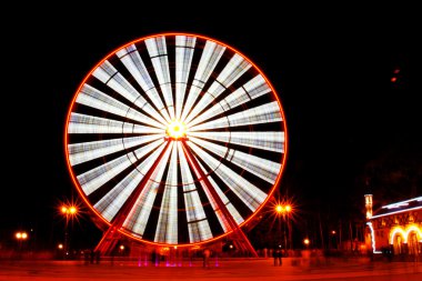 Dönme dolap hareket halinde.