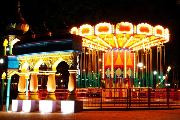 Carrusel en el parque de atracciones — Foto de Stock