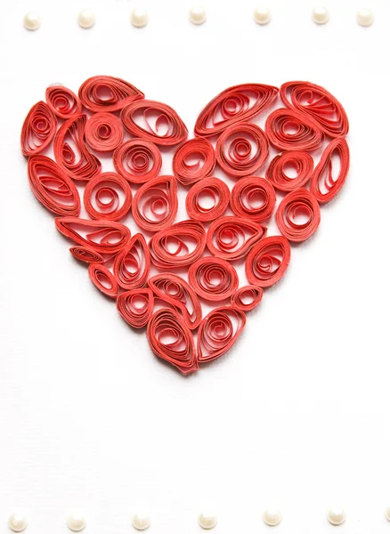 Gekruld rood hart gemaakt van papier — Stockfoto
