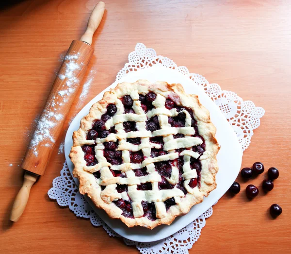 Домашній пиріг з вишнею — стокове фото