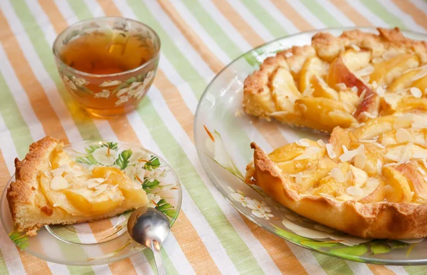 Домашний персиковый пирог — стоковое фото