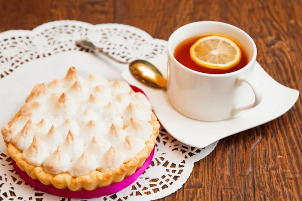 Tartaleta con merengue y cuajada de limón — Foto de Stock