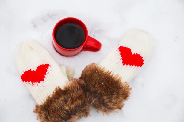 Mittens ve kar üzerinde kırmızı Kupası — Stok fotoğraf