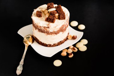 Beyaz ve koyu çikolata kek