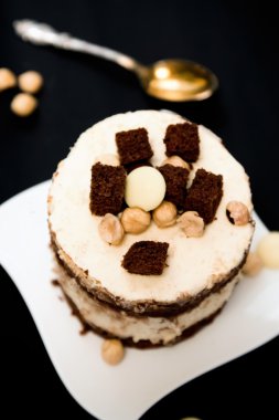 Beyaz ve koyu çikolata kek