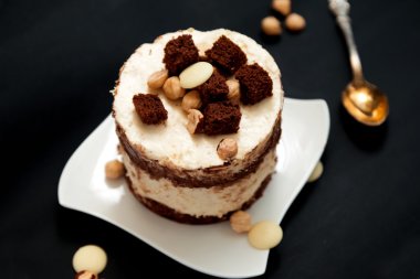 Beyaz ve koyu çikolata kek