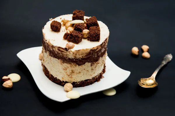 Bolo com chocolate branco e escuro — Fotografia de Stock