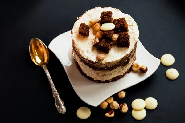 Торт с белым и темным шоколадом — стоковое фото