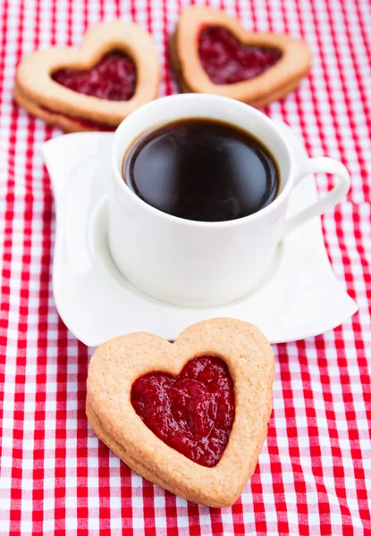 Kaffee und Kekse mit Marmelade — Stockfoto