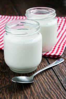 taze yoğurt, iki kavanoz