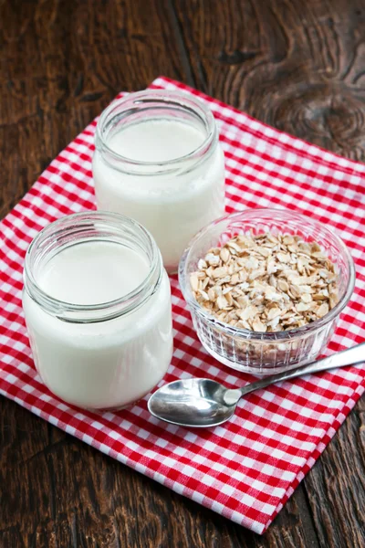 Jars of fresh yogurt and oatsmeal — Stock Photo, Image