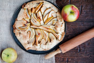 Ev yapımı elmalı turta.