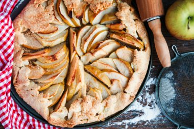 Ev yapımı elmalı turta.