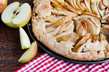 Ev yapımı elmalı turta.