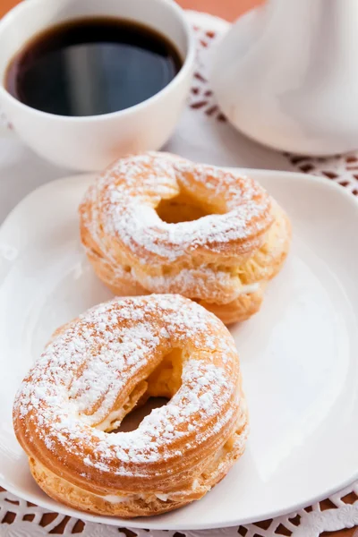 Two cream puffs — Stock Photo, Image