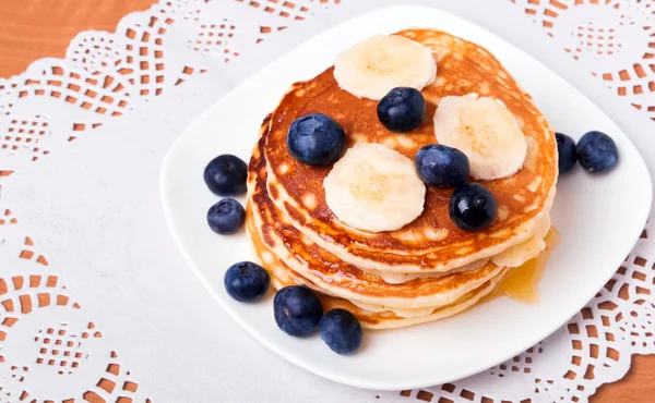 Pancakes with blueberry and bananas — Stock Photo, Image