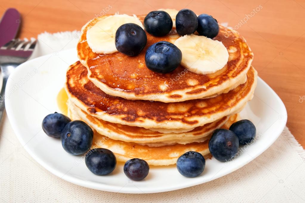 Pancakes with blueberry and bananas