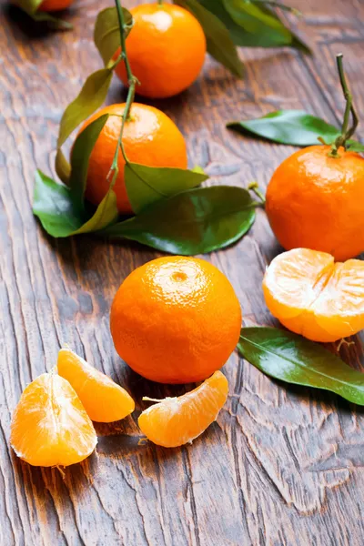Mandarinen auf Holztisch — Stockfoto