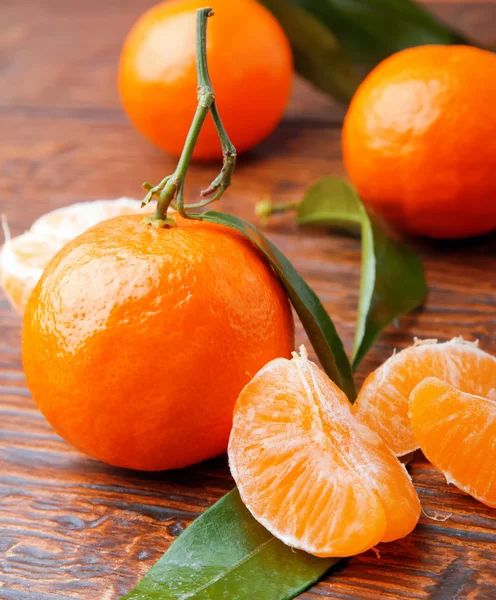 Mandarinen auf Holztisch — Stockfoto