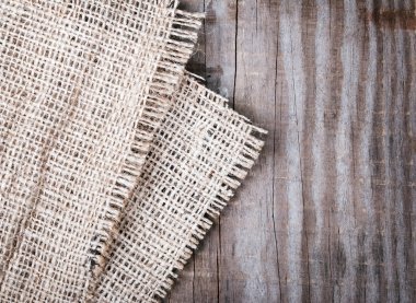 ahşap masa üstünde çul