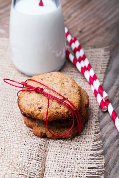 Homemade wholegrain cookies and milk — Stock Photo, Image