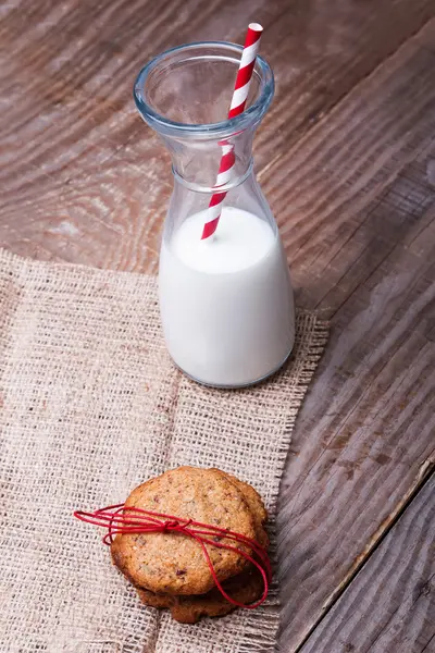 Homemade wholegrain cookies and milk — Stock Photo, Image