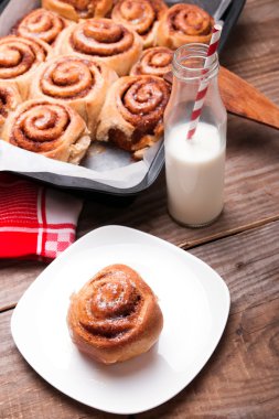 süt ve tarçın çörekler