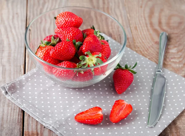 Erdbeeren in einer Glasschüssel — Stockfoto