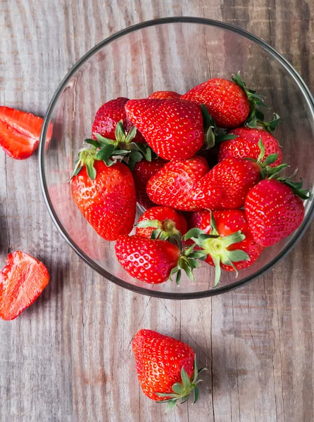 Erdbeeren in einer Glasschüssel — Stockfoto