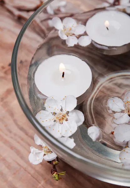 Kaarsen en bloemen in een kom — Stockfoto