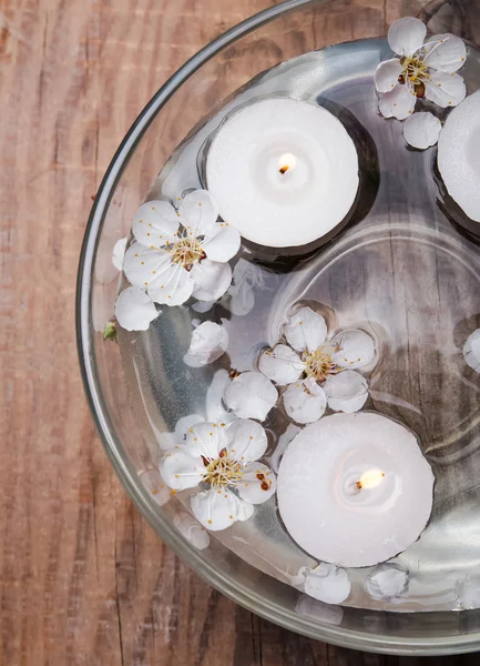 Kaarsen en bloemen in een kom — Stockfoto