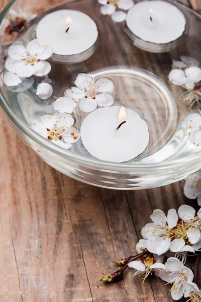 Kaarsen en bloemen in een kom — Stockfoto