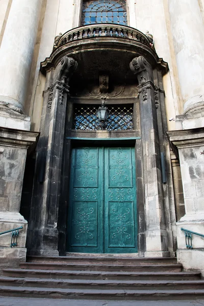 Tür in einer alten Kathedrale — Stockfoto