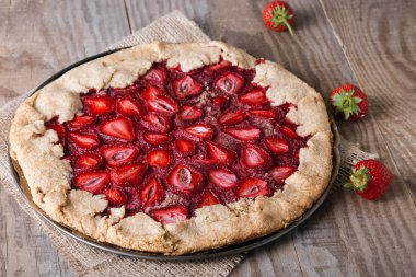 çilek ile kepekli tart