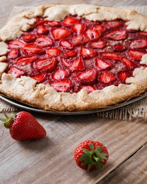 çilek ile kepekli tart