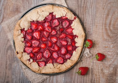 çilek ile kepekli tart