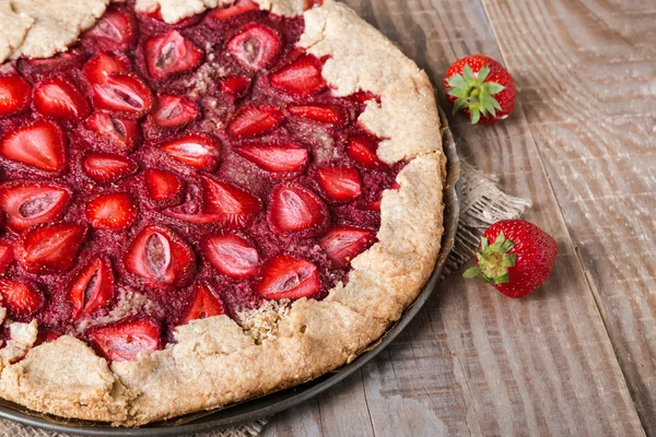 Tarta integral con fresa —  Fotos de Stock