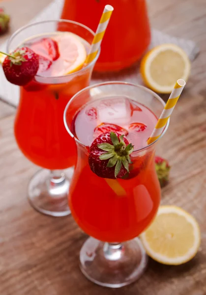 Zelfgemaakte aardbei limonade — Stockfoto