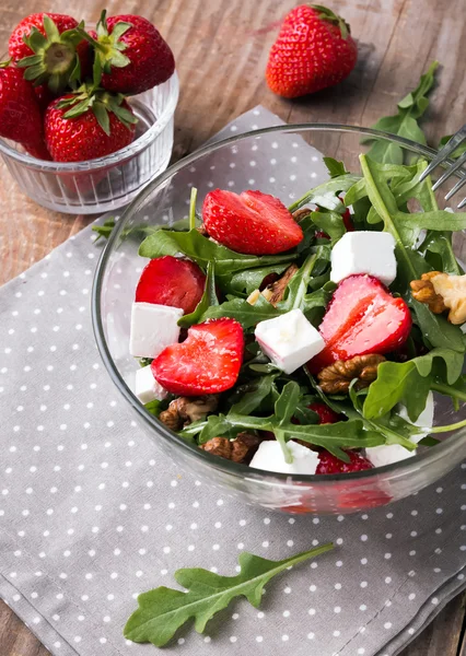 Gesunder Salat auf dem Holztisch — Stockfoto