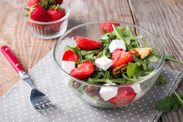 Salade saine sur la table en bois — Photo