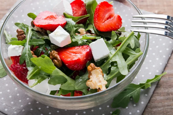 Gesunder Salat auf dem Holztisch in Großaufnahme — Stockfoto