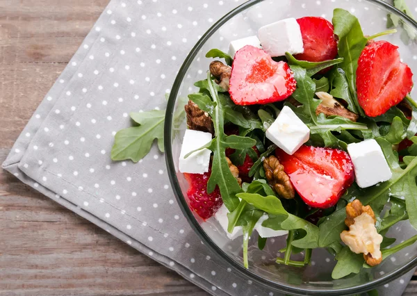 Gezonde salade op houten tafel — Zdjęcie stockowe