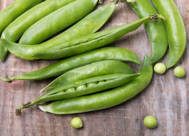 Masanın üzerinde bezelye kabukları