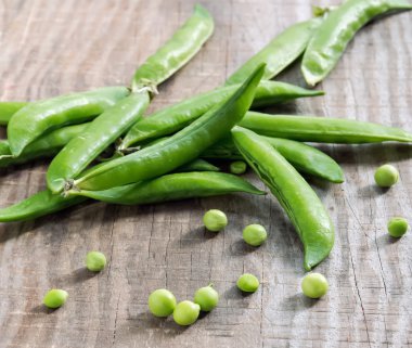 Masanın üzerinde bezelye kabukları