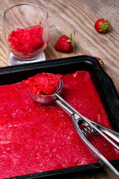 Cuillère de sorbet aux fraises — Photo